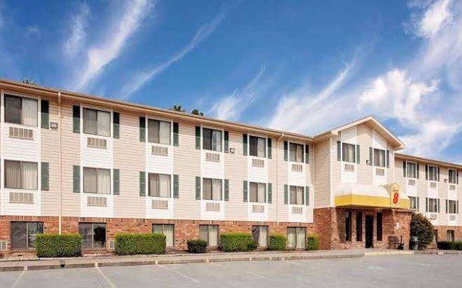 Super 8 By Wyndham Fayetteville Image