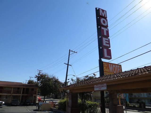 The oaks motel