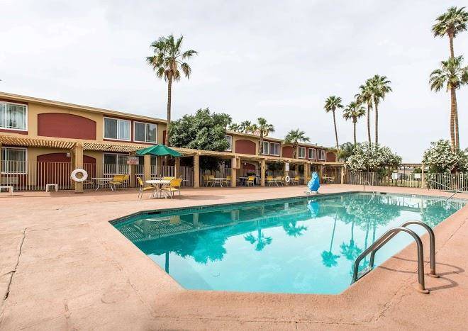 Quality inn el centro i 8