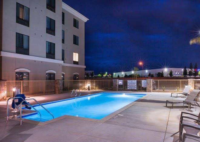 Holiday Inn Express & Suites Bakersfield Airport Image