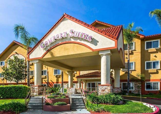 Comfort suites near six flags magic mountain