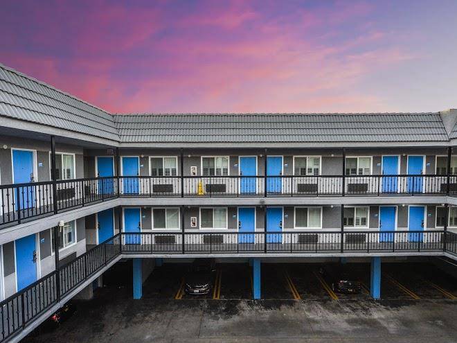 Hollywood Inn Express Lax Image