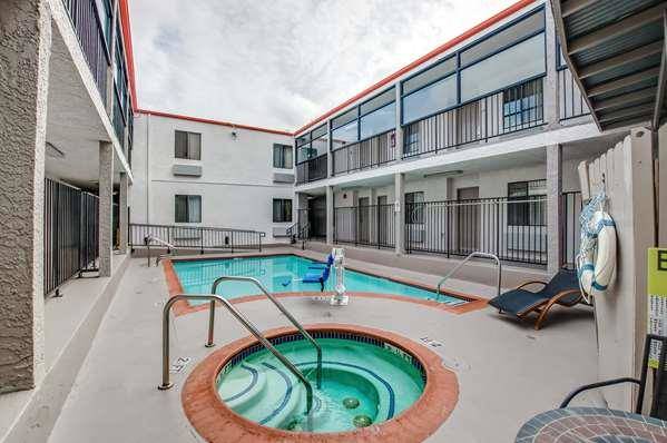 Howard johnson by wyndham reseda hotel & suites