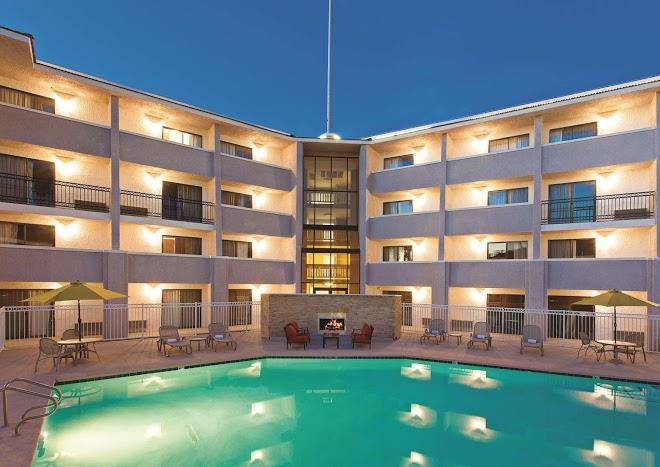 La Quinta Inn & Suites By Wyndham Pomona Image