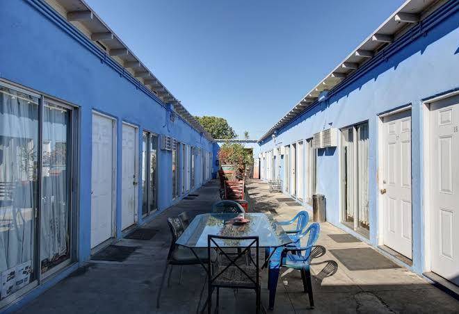 Pavilions Motel Image