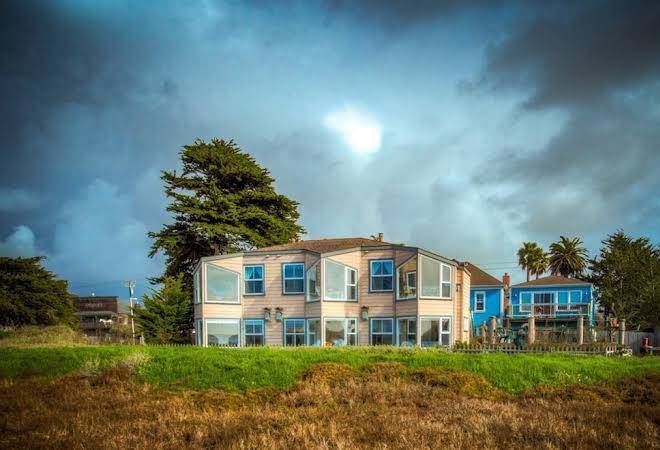 Captain's inn at moss landing