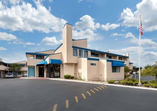 Econo lodge bay breeze
