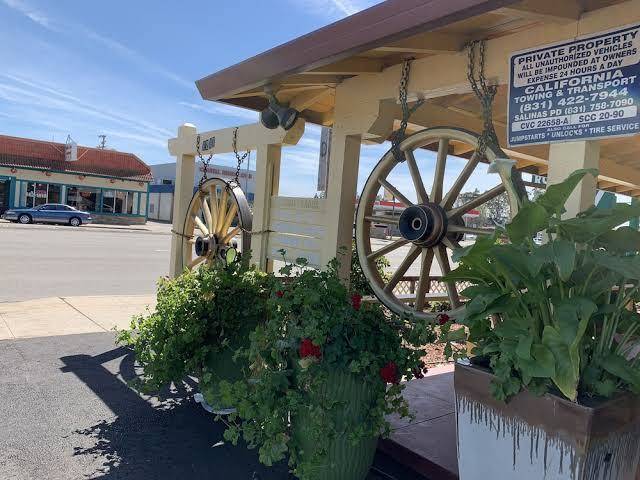 Wagon wheel motel