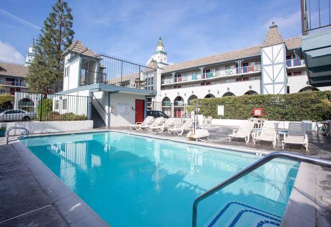 Castle Inn & Suites Image