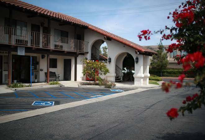 Cozy Inn Costa Mesa Image