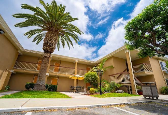 Howard Johnson By Wyndham Buena Park Image