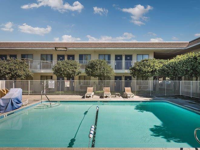 Motel 6 temecula ca historic old town