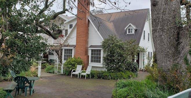 Grand oaks inn