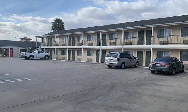 Colonial motel