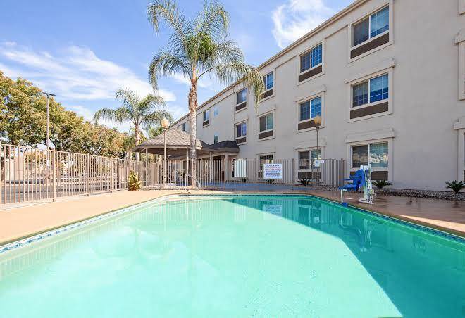 Holiday inn express & suites tulare