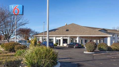 Motel 6 tulare ca