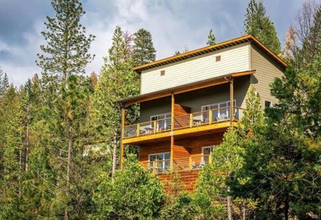 Rush creek lodge at yosemite