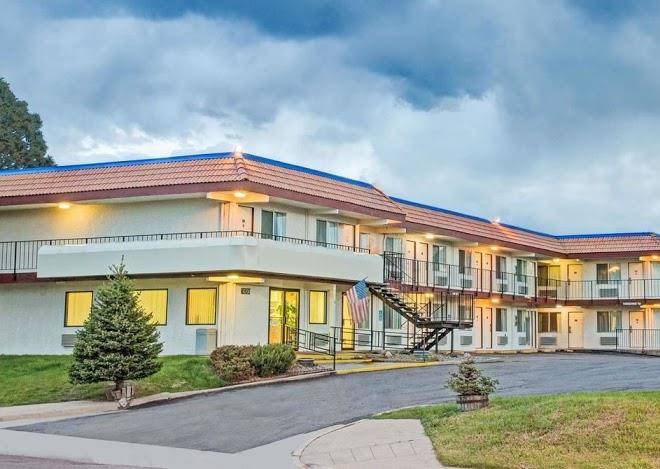 Knights inn aurora