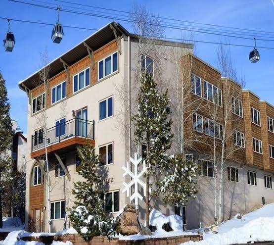 Ski trail condominiums