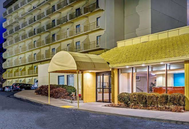 La Quinta Inn & Suites By Wyndham Stamford New York City Image