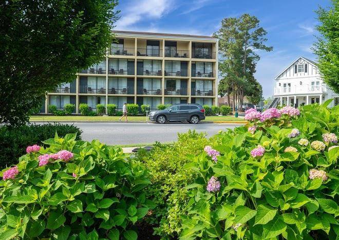Breakers hotel & suites