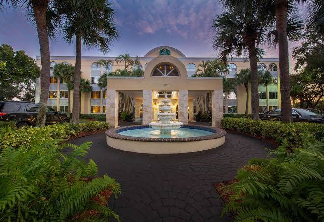 La Quinta Inn & Suites By Wyndham Deerfield Beach I 95 Image