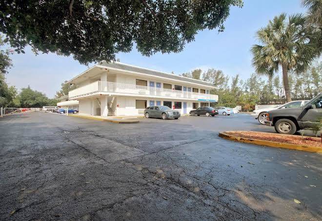 Travelodge By Wyndham Pompano Beach Image