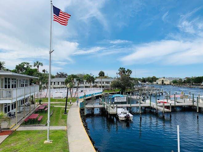 Florida cracker riverside resort