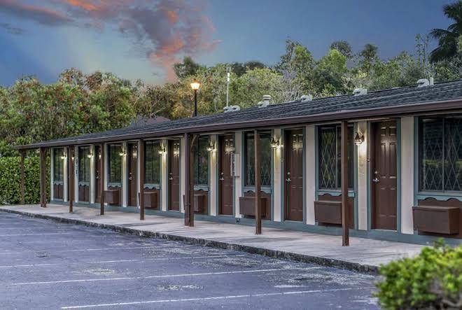 Spinnaker inn of naples