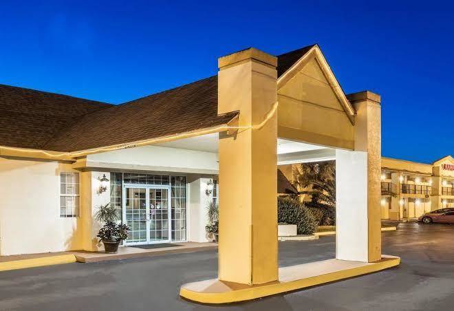 Howard Johnson By Wyndham Lake City Image