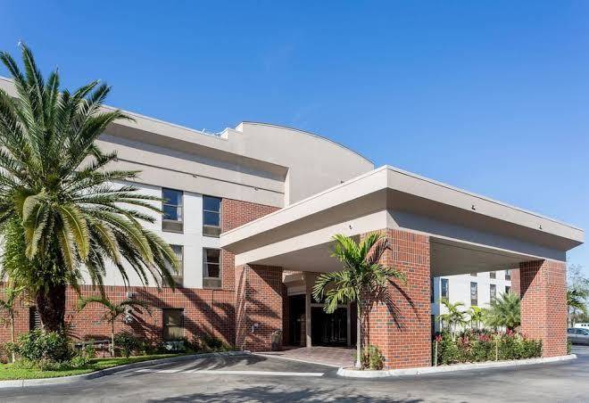 Days Inn & Suites By Wyndham Fort Myers Near Jetblue Park Image