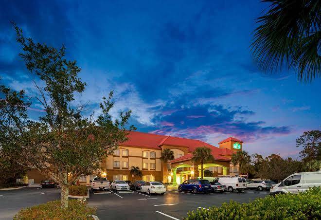 La Quinta Inn & Suites By Wyndham Fort Myers Airport Image