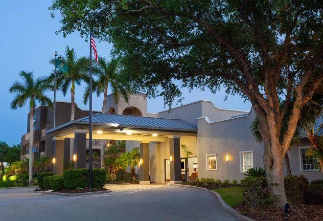 La Quinta Inn & Suites By Wyndham Ft Myers Sanibel Gateway Image