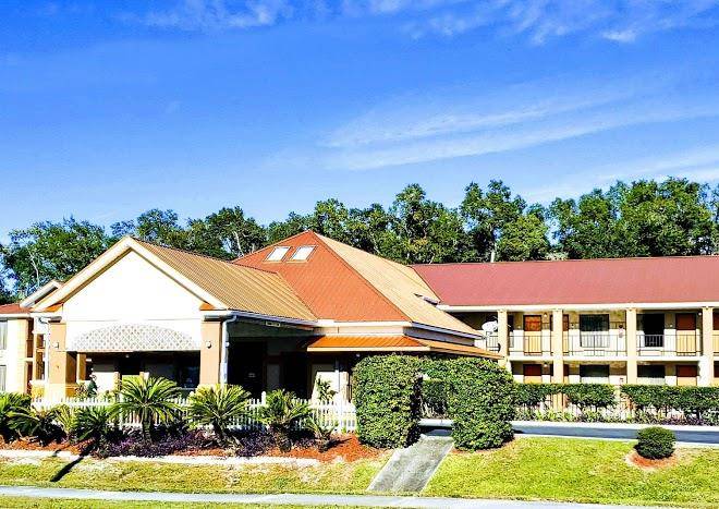 Quality inn near manatee springs state park