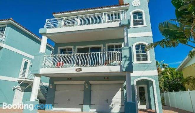 Stunning condo by the beach