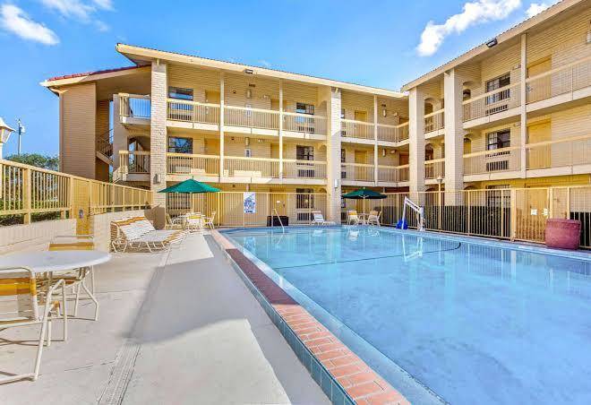 La Quinta Inn By Wyndham Tampa Bay Pinellas Park Clearwater Image