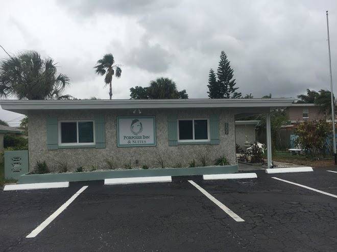 Porpoise inn & suites