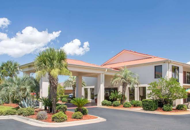 Days inn & suites by wyndham navarre conference center