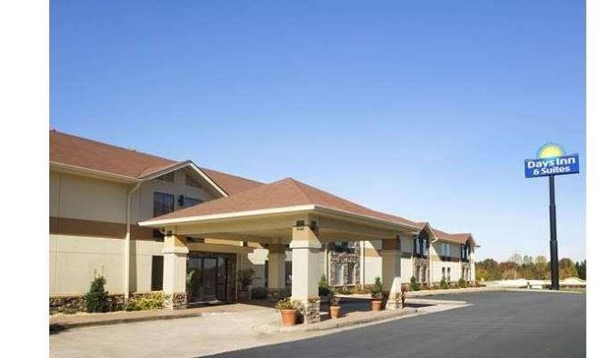 Days inn & suites by wyndham commerce