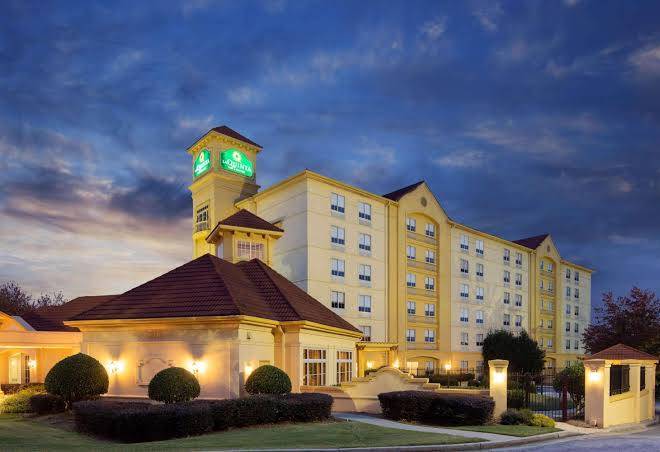 La Quinta Inn & Suites By Wyndham Atlanta Ballpark Galleria Image