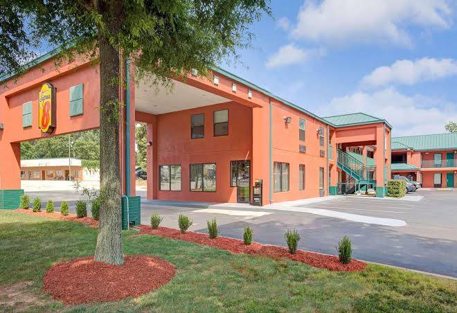 Super 8 By Wyndham Gainesville Image