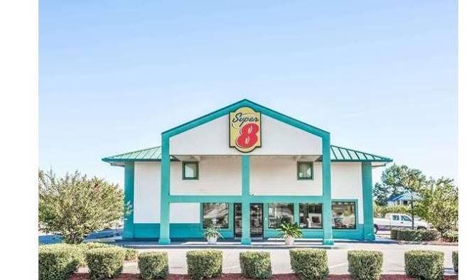 Super 8 by wyndham valdosta conf center area