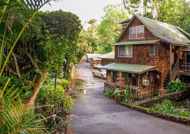 Hale maluhia country inn