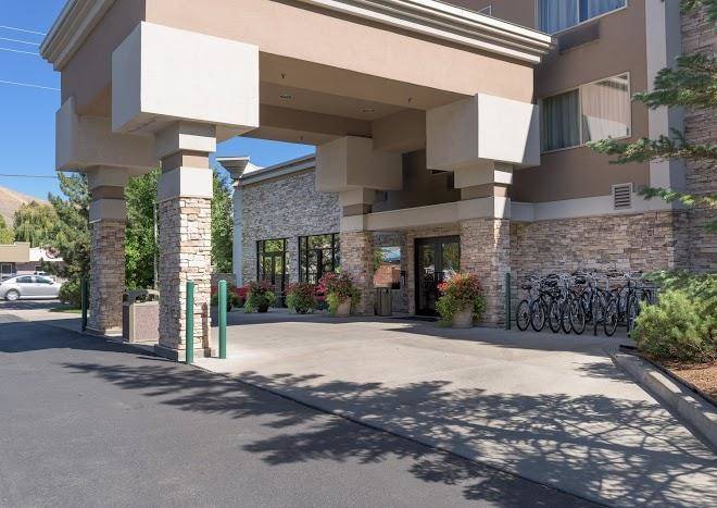 Wood river inn & suites