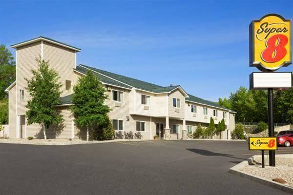 Super 8 by wyndham salmon