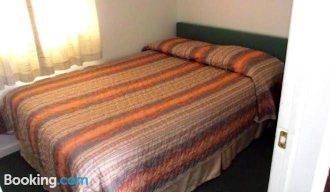 The colonial motel