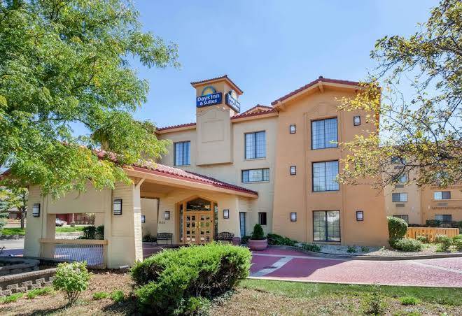 Days inn & suites by wyndham arlington heights