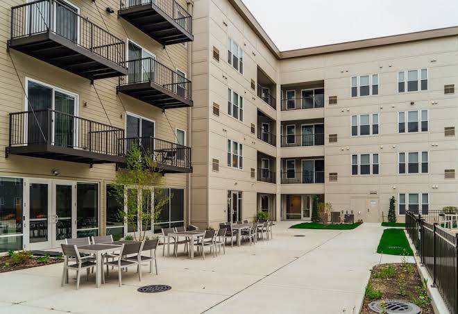 Bright stylish 2bd oak brook by hostly