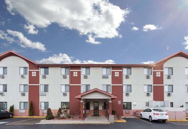 Super 8 by wyndham mundelein libertyville area