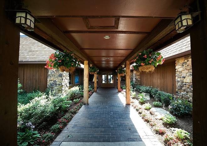 Fourwinds lakeside inn & marina